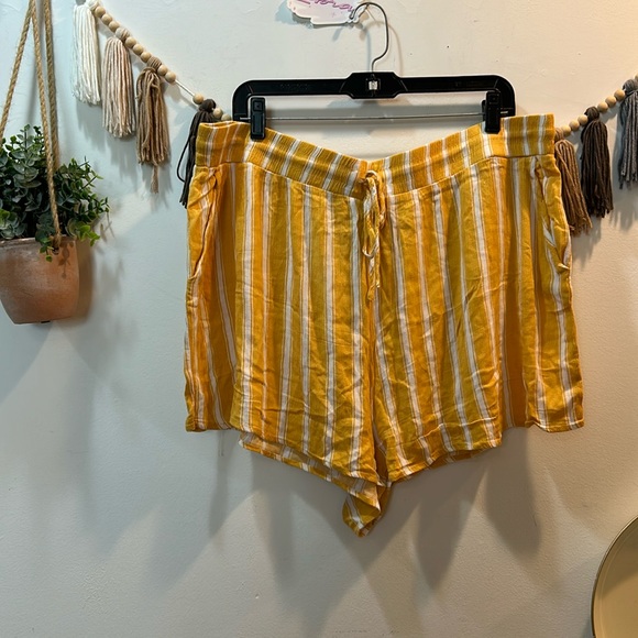 Forever 21 pin striped shorts - Picture 3 of 9